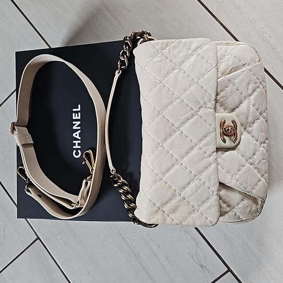 CHANEL Handbags - CHANEL 14S Flap Bag Crossbody Cream Leather Gold Chain CC Logo w/Box + Card